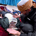 Halid Dede tüm gününü hastaneye getirilen yaralılara yardım ederek geçiriyor