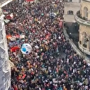 İngiltere'de on binlerce kişi 'adil maaş' için son 10 yılın en büyük grevine gitti