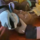 125 saat sonra kendisini enkazdan kurtaran madenciye öperek teşekkür etti