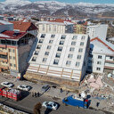 Depremde kutu gibi yan yattı: İşte Türkiye'nin konuştuğu o bina