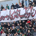 Filistinli taraftarlardan depremzedelere destek pankartı