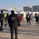 Çevik Kuvvet polisleri çadırkentte depremzede çocuklarla top oynuyor