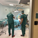 Des médecins koweïtiens pratiquent des interventions chirurgicales sur des victimes des séismes en Türkiye