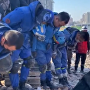 Çinli yardım ekibi enkazdan çıkarılan cenazeleri saygıyla selamlayarak uğurluyor