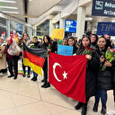 Almanya'ya dönen kurtarma ekibinin yollarına çiçekler serildi
