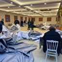 Gönüllüler düğün salonunda çadır üretiyor