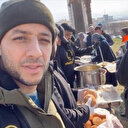 Le chanteur suédois Maher Zain a distribué de la nourriture aux victimes des tremblements de terre à Kahramanmaras