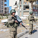Mehmetçik İskenderun'da yıkılan binaların enkazında nöbet tutuyor