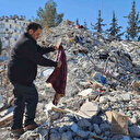 Önce oğlunu göçük altından çıkardı şimdi enkazda USB bellek arıyor