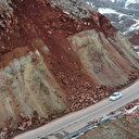 Deprem nedeniyle kayalar düştü yollarda yarıklar meydana geldi