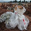 Depremde ölenlerin mezarları yürekleri burktu: Enkazlardan çıkarılan kişisel eşyaları bırakıldı