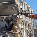 Adıyaman'da şaşırtan görüntü: Deprem bölgesinde ekskavatörün ucunda eşya indirdi