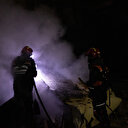 Hatay merkezli depremde boş binanın yıkılması nedeniyle çıkan yangın söndürüldü