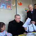 Çadır kenti ziyaret eden Cumhurbaşkanı Erdoğan'a çocuklardan yoğun ilgi