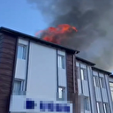 Depremzedelerin kaldığı pansiyonun çatısı yandı