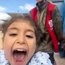 Minik depremzededen Kızılay görevlisi ablasına yürekleri ısıtan şaka