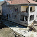 Deprem evi yıkmadı ama 30 santim kaldırıp 2 metre ileriye taşıdı: Ev resmen yürüdü