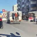 Elazığ'da kamyonetin arkasına asılan çocukların tehlikeli yolcuğu kamerada