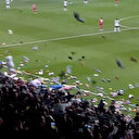 Beşiktaş taraftarları sahaya depremzede çocuklar için binlerce oyuncak attı