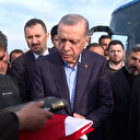 Enkazdan çıkarılan vatandaş elindeki Kur'an-ı Kerim'i Erdoğan'a hediye etti