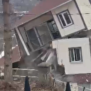 Malatya'da 5.6'lık depremde yıkılan binaların toz bulutu kamerada