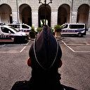 France: les deux femmes voilées violentées par la police sur le Pont de Clichy placées en garde à vue 