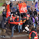 France: Des manifestants jettent des poubelles devant le siège du parti Renaissance