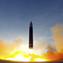 La Corée du Nord confirme le lancement d'un missile intercontinental, devant Kim et sa fille