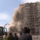 Acil yıkım kararı alan yapılar yıkılmaya devam ediyor