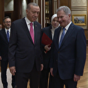 Cumhurbaşkanı Erdoğan yağmurda ıslanan Fin gazeteciye ayakkabı hediye etti