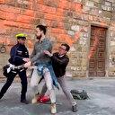 Floransa Belediye başkanı Nardella iklim aktivistinin üzerine atladı: Sarayı boyamasına engel olmaya çalıştı