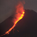 Endonezya'daki Merapi Yanardağı lav püskürtüyor