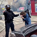 Fransız polisinden kadın göstericiye sert müdahale