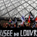 Paris'te protestocular Louvre Müzesi'nin girişlerini kapattı