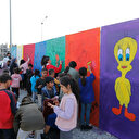 Depremzede çocuklar fırçalarıyla çadır kenti renklendiriyor