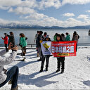 A Fukushima: les charmes de la neige contre les stigmates du nucléaire