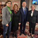 Kılıçdaroğlu'nun seccadeye ayakkabıyla basarak poz vermesi akıllara FETÖ elebaşı Gülen'i getirdi: Kime mesaj veriyor?