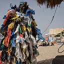 À Dakar, "l'homme plastique" sénégalais lutte contre la pollution de l'environnement depuis de nombreuses années