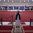 Au Pakistan, la voix du muezzin convie à la prière