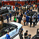 Véhicule électrique: la domination chinoise accélère la fin des moteurs à essence