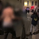 France: Un homme déshabillé de force par la police