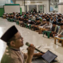 Endonezya'da Ramazan ayında öğrenciler dini eğitim alırken yansıyan kareler