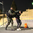 La police israélienne arrête arbitrairement des Palestiniens dans l'enceinte de la mosquée Al-Aqsa
