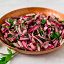 Kebap yanında en çok yenilen sumaklı soğan salatası tarifi