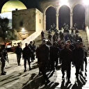 İşgalci İsrail polisi Mescid-i Aksa'ya baskın düzenleyerek tamamen boşalttı