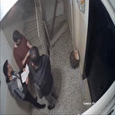 Kiracısıyla apartmanda konuşma bahanesiyle gelip ışık sönünce dövdüler
