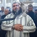 Un adorable chat grimpe sur l'épaule d'un imam pendant les prières de Tarawih en Algérie