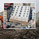 Depremde camları dahi kırılmadan yan yatan binanın enkazı kaldırılıyor