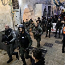 Les forces israéliennes matraquent des Palestiniens qui voulaient entrer dans la mosquée Al-Aqsa
