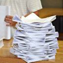 France: un enseignant brûle des copies du bac de ses élèves devant un lycée parisien